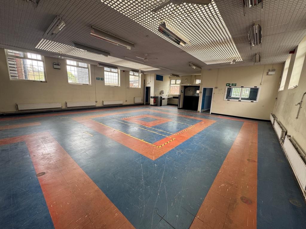 Lot: 42 - FREEHOLD PREMISES IN CENTRAL LOCATION WITH PARKING - Ground floor hall - patterned floor